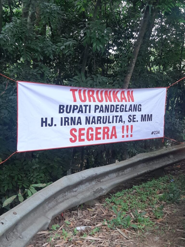 Viral, Spanduk Bertuliskan “Turunkan Bupati Pandeglang Irna Narulita, S.E. M.M. Segera!!!”			No ratings yet.		