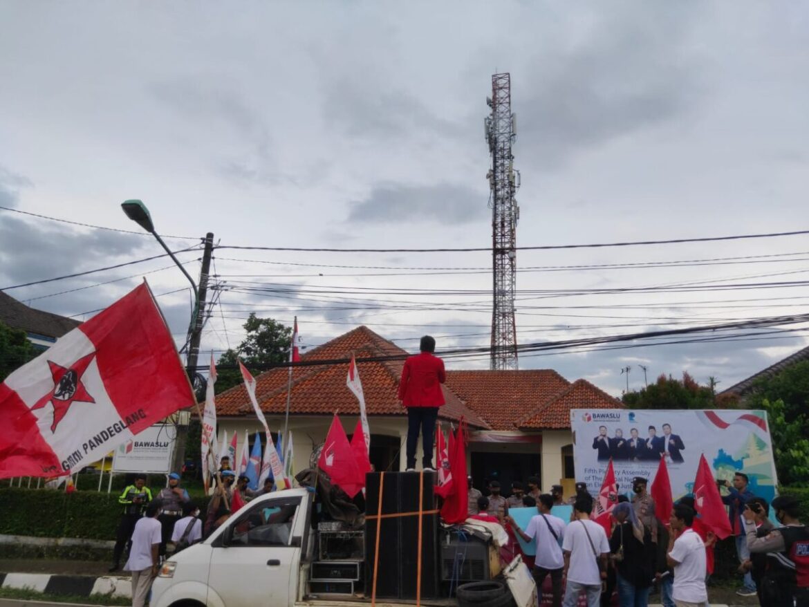 Hasil Seleksi Tes Tulis Panwascam Diduga tidak Transparan, Bawaslu Pandeglang Didemo GMNI			No ratings yet.		